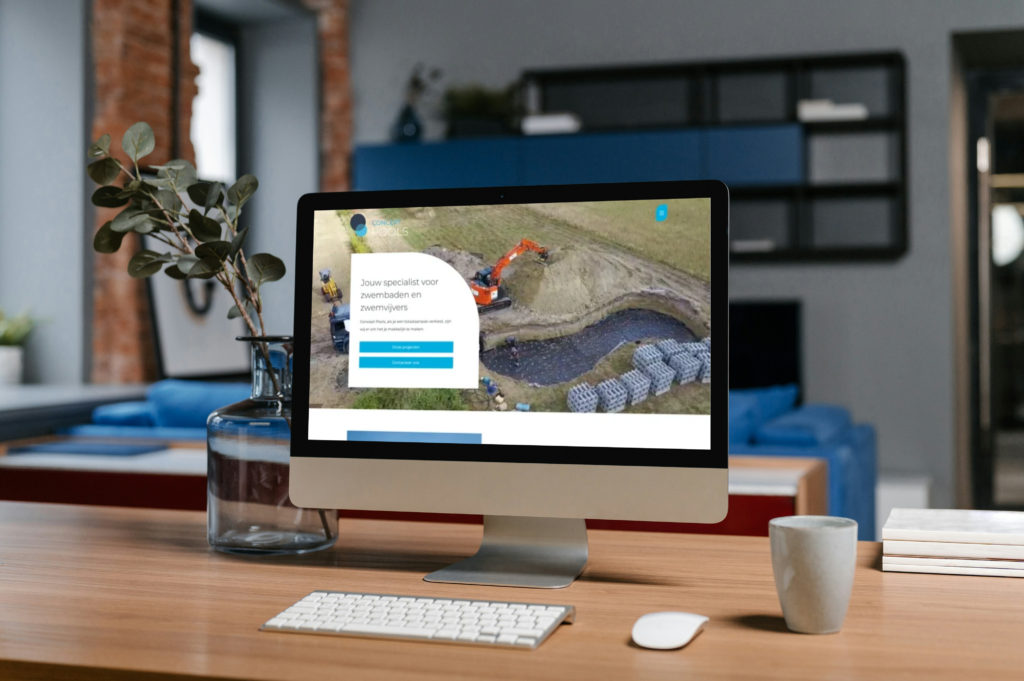 Desktop met website preview van Concept Pools